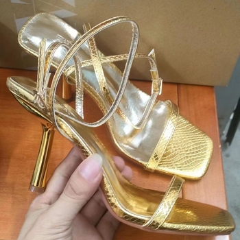 Pántové sandále; štvorcový nos; 6–8 cm tenký podpätok; mikrovláknový horný materiál; PU podrážka