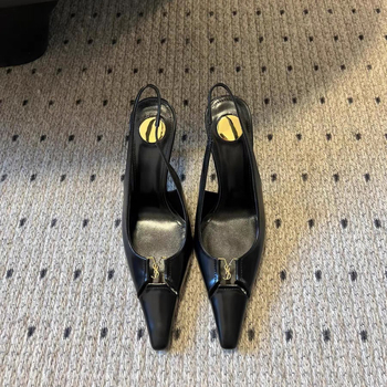 Női szandál zárt orrú és hátsó pánttal, hegyes orr, vékony 6–8 cm magas sarok, felső és bélés: super fiber, talp: raw rubber