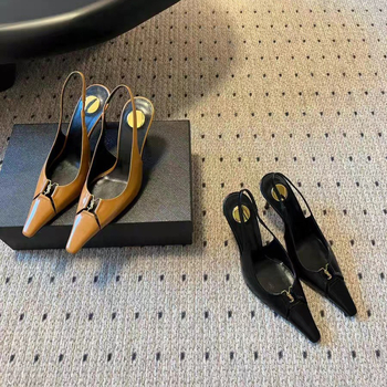 Női szandál zárt orrú és hátsó pánttal, hegyes orr, vékony 6–8 cm magas sarok, felső és bélés: super fiber, talp: raw rubber