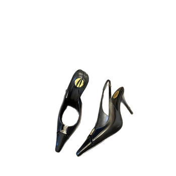 Női szandál zárt orrú és hátsó pánttal, hegyes orr, vékony 6–8 cm magas sarok, felső és bélés: super fiber, talp: raw rubber