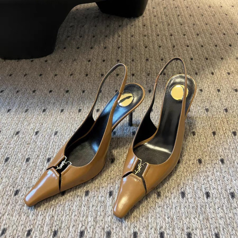 Női szandál zárt orrú és hátsó pánttal, hegyes orr, vékony 6–8 cm magas sarok, felső és bélés: super fiber, talp: raw rubber