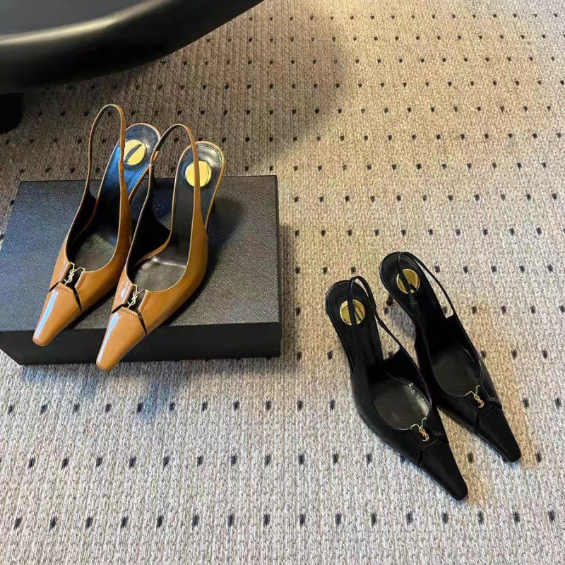 Női szandál zárt orrú és hátsó pánttal, hegyes orr, vékony 6–8 cm magas sarok, felső és bélés: super fiber, talp: raw rubber