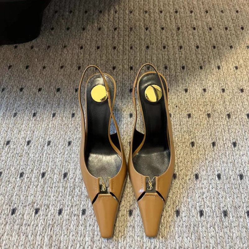 Női szandál zárt orrú és hátsó pánttal, hegyes orr, vékony 6–8 cm magas sarok, felső és bélés: super fiber, talp: raw rubber