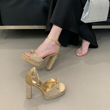 Sandale cu bretea (vârf pătrat; partea superioară din satin; ornamente cu cristale; toc gros; înălțime toc peste 8 cm)