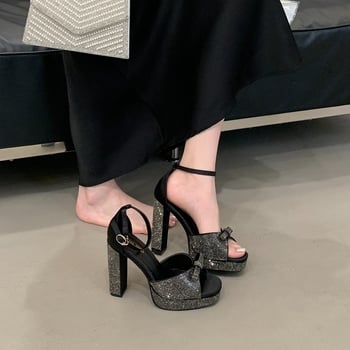 Sandale cu bretea (vârf pătrat; partea superioară din satin; ornamente cu cristale; toc gros; înălțime toc peste 8 cm)