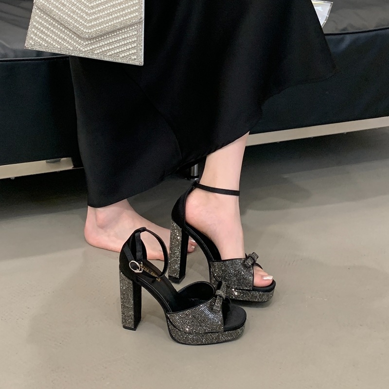 Sandale cu bretea (vârf pătrat; partea superioară din satin; ornamente cu cristale; toc gros; înălțime toc peste 8 cm)