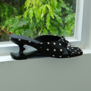 Sandale cu o curea, din satin, vârf pătrat, toc gol mic, talpă din cauciuc, căptușeală din fibră super