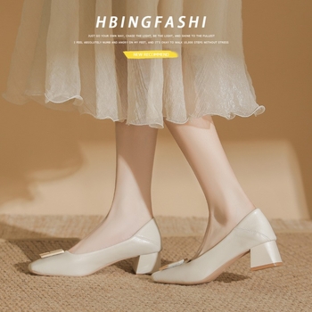 Mary Jane cipő - Felső anyag: szarvasmarha bőr - Lábujj forma: hegyes - Sarokmagasság: középtok (3–6 cm) - Sarok forma: tömbös