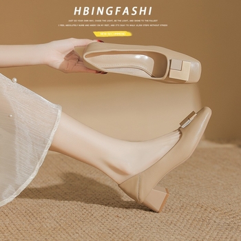 Mary Jane cipő - Felső anyag: szarvasmarha bőr - Lábujj forma: hegyes - Sarokmagasság: középtok (3–6 cm) - Sarok forma: tömbös