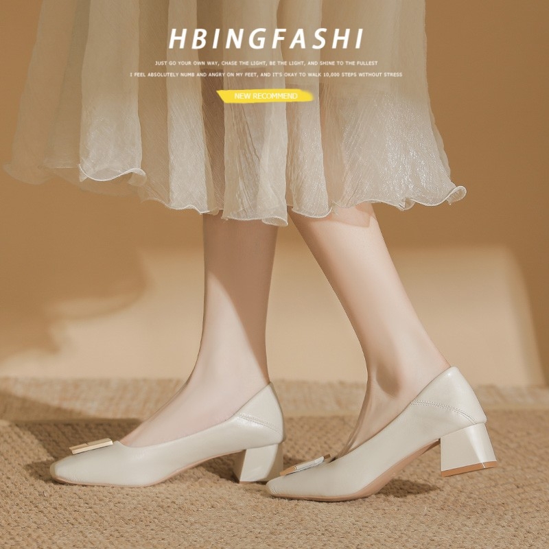 Mary Jane cipő - Felső anyag: szarvasmarha bőr - Lábujj forma: hegyes - Sarokmagasság: középtok (3–6 cm) - Sarok forma: tömbös