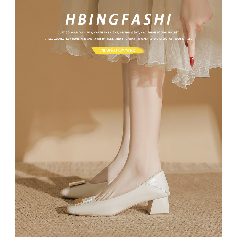 Mary Jane cipő - Felső anyag: szarvasmarha bőr - Lábujj forma: hegyes - Sarokmagasság: középtok (3–6 cm) - Sarok forma: tömbös