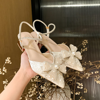 Sandale cu toc gros, partea superioară din satin, vârf ascuțit, cu cristale, spate deschis, toc de 3–6 cm