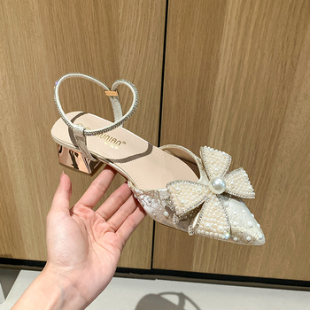 Sandale cu toc gros, partea superioară din satin, vârf ascuțit, cu cristale, spate deschis, toc de 3–6 cm