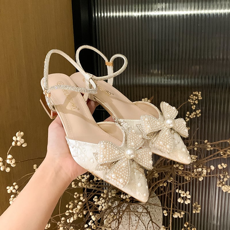 Sandale cu toc gros, partea superioară din satin, vârf ascuțit, cu cristale, spate deschis, toc de 3–6 cm