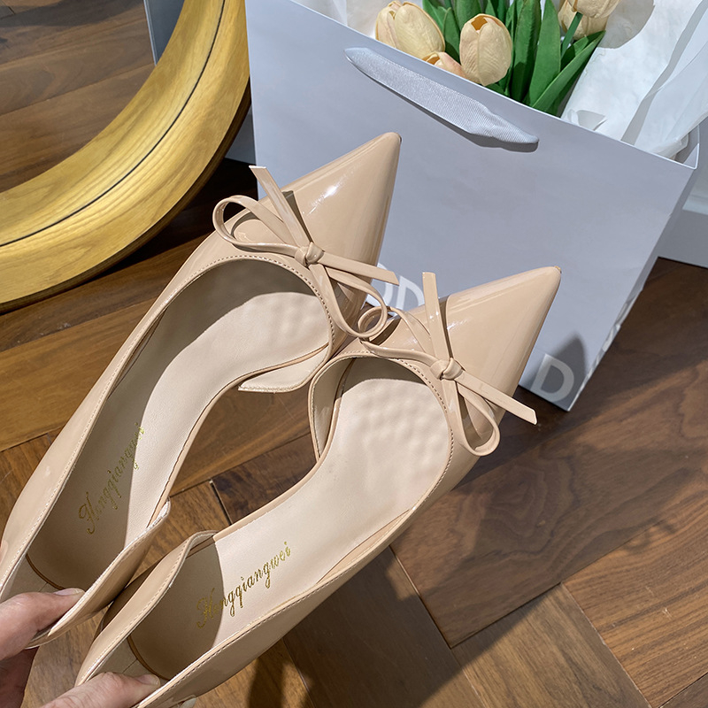 Pantofi cu toc înalt, cu funda, din piele lucioasă, vârf ascuțit, toc stillet peste 8 cm