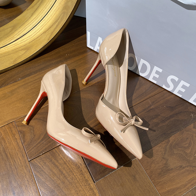 Pantofi cu toc înalt, cu funda, din piele lucioasă, vârf ascuțit, toc stillet peste 8 cm