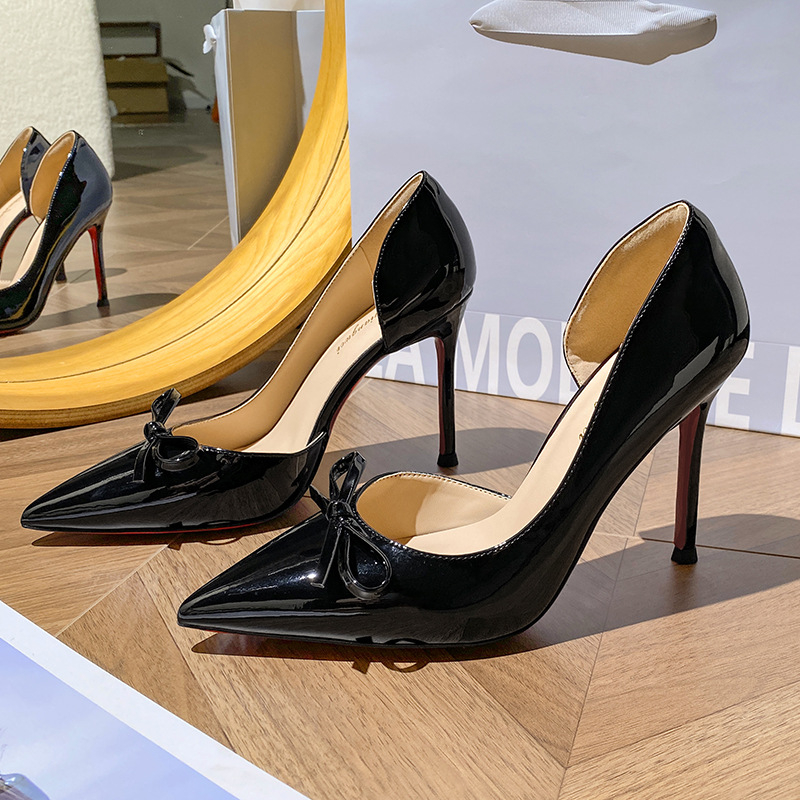 Pantofi cu toc înalt, cu funda, din piele lucioasă, vârf ascuțit, toc stillet peste 8 cm