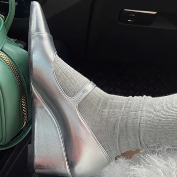 Pravé kožené Mary Jane topánky s prackou, ostro špičatý nos, klinový podpätok, nízky vrch, vamp z dvojvrstvovej kože