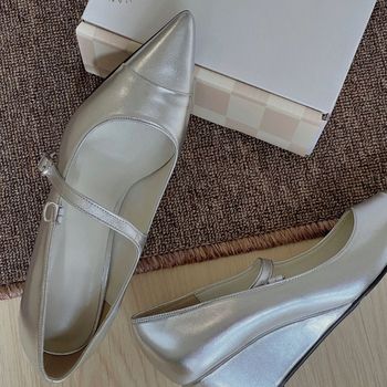 Pravé kožené Mary Jane topánky s prackou, ostro špičatý nos, klinový podpätok, nízky vrch, vamp z dvojvrstvovej kože