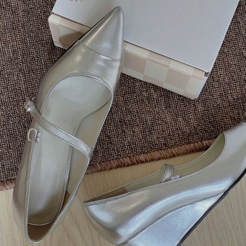 Pravé kožené Mary Jane topánky s prackou, ostro špičatý nos, klinový podpätok, nízky vrch, vamp z dvojvrstvovej kože