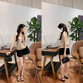 Sandale T-strap cu curele încrucișate și cataramă metalică – exterior din piele de vacă, vârf rotund, talpă groasă, închidere cu cataramă, interior microfibră