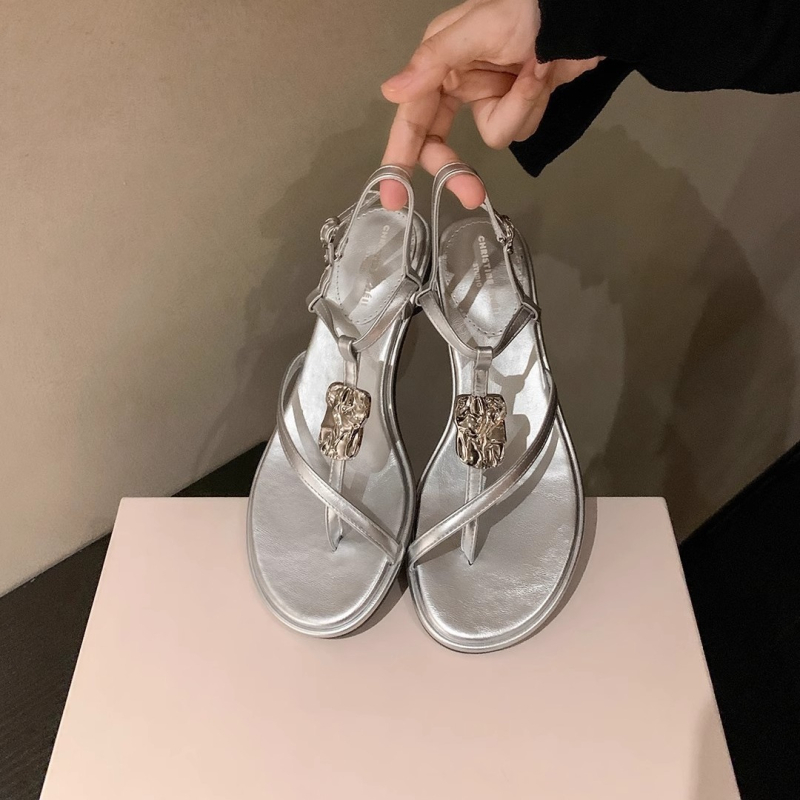 Sandale T-strap cu curele încrucișate și cataramă metalică – exterior din piele de vacă, vârf rotund, talpă groasă, închidere cu cataramă, interior microfibră