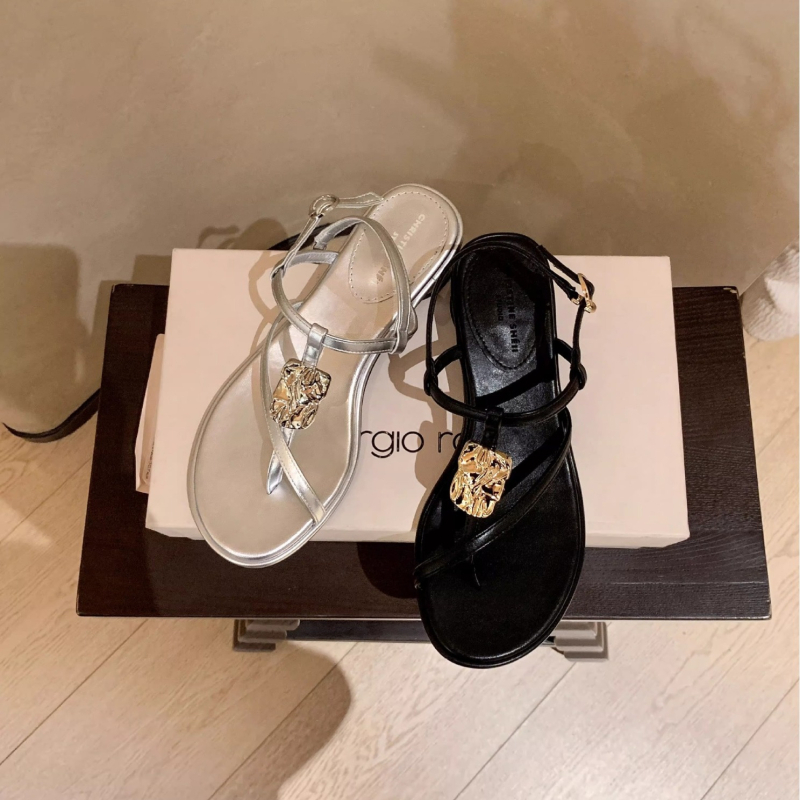 Sandale T-strap cu curele încrucișate și cataramă metalică – exterior din piele de vacă, vârf rotund, talpă groasă, închidere cu cataramă, interior microfibră