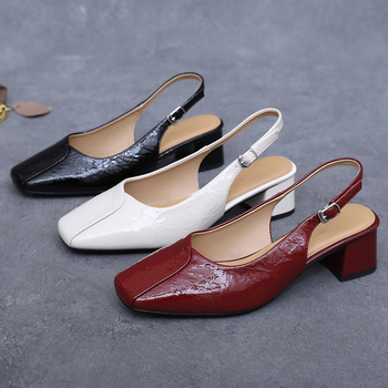 Sandale cu un singur cureu, vârf pătrat, piele patentată, design cu spate decupat, toc gros