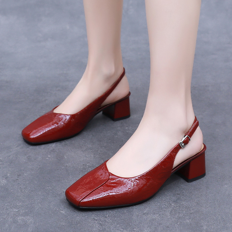 Sandale cu un singur cureu, vârf pătrat, piele patentată, design cu spate decupat, toc gros