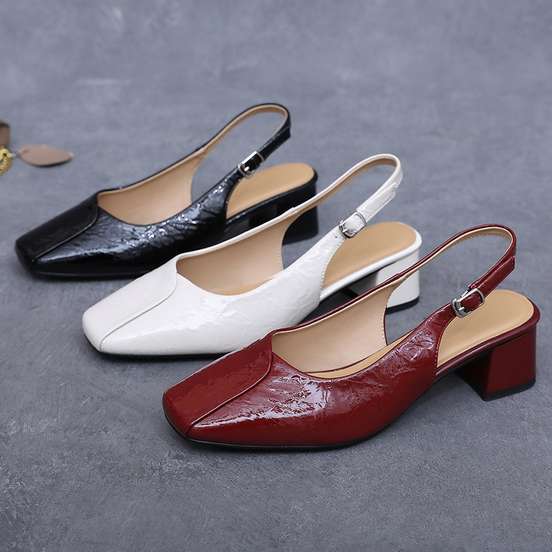 Sandale cu un singur cureu, vârf pătrat, piele patentată, design cu spate decupat, toc gros