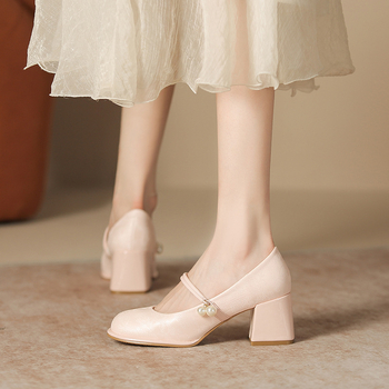 Pantofi Mary Jane pentru femei, partea superioară din satin mătăsos, vârf rotund, toc mediu 3-6 cm, închidere cu cataramă