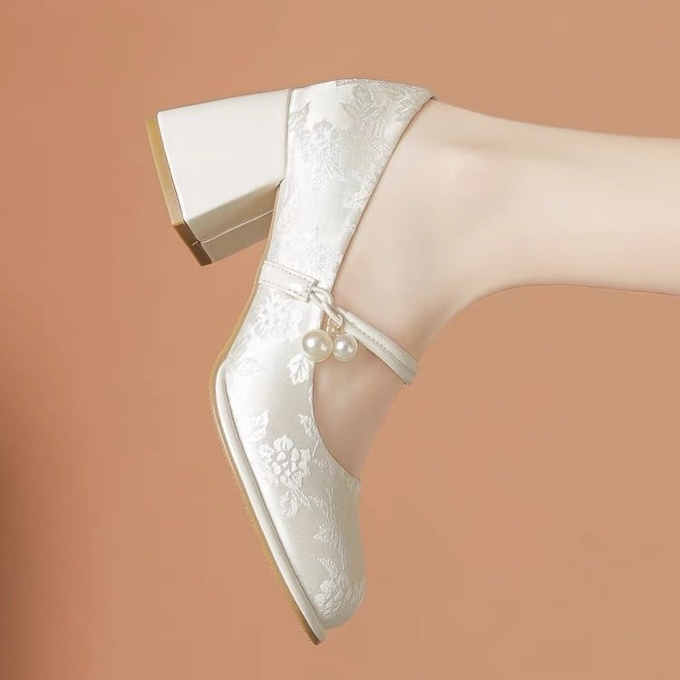 Pantofi Mary Jane pentru femei, partea superioară din satin mătăsos, vârf rotund, toc mediu 3-6 cm, închidere cu cataramă