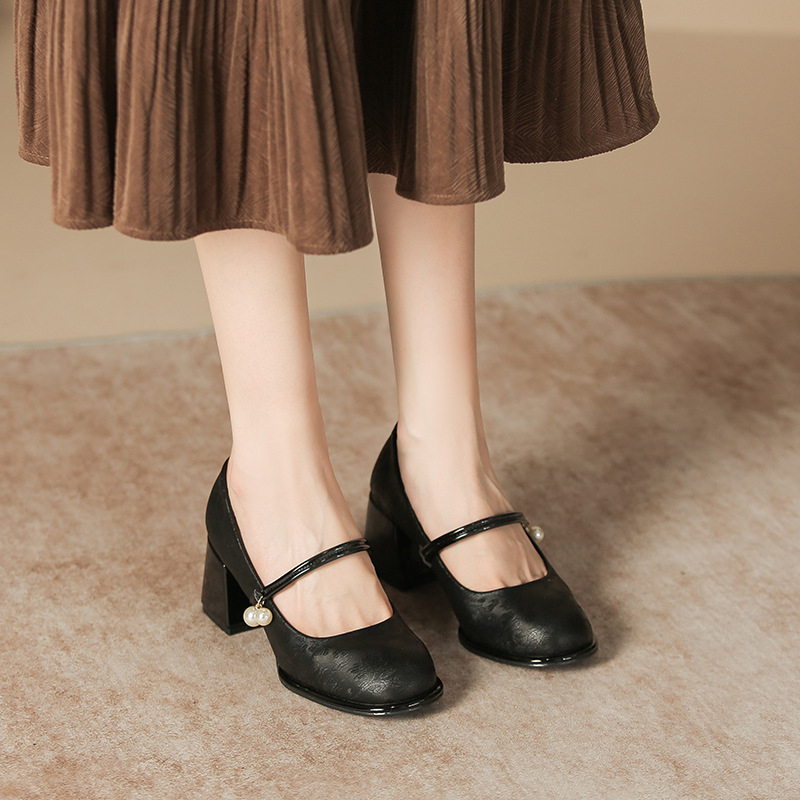 Pantofi Mary Jane pentru femei, partea superioară din satin mătăsos, vârf rotund, toc mediu 3-6 cm, închidere cu cataramă