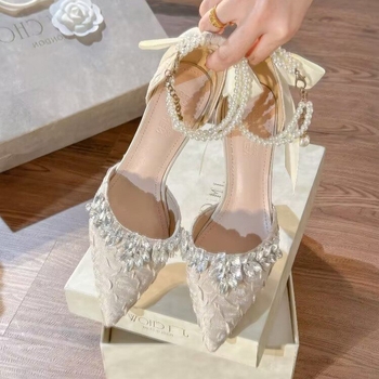 Sandale s jednim remenom, oštar vrh prsta, tanak potpetica 6-8 cm, zatvaranje s jednom kopčom