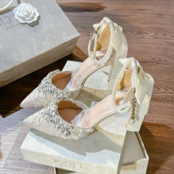 Sandale s jednim remenom, oštar vrh prsta, tanak potpetica 6-8 cm, zatvaranje s jednom kopčom