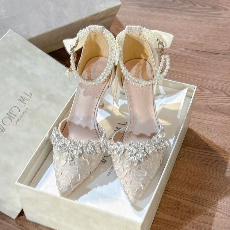 Sandale s jednim remenom, oštar vrh prsta, tanak potpetica 6-8 cm, zatvaranje s jednom kopčom