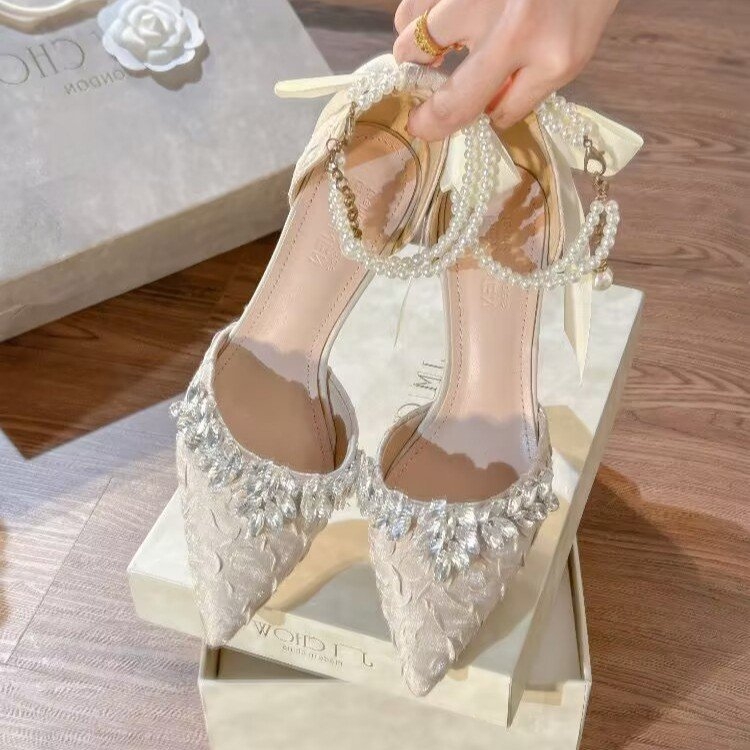 Sandale s jednim remenom, oštar vrh prsta, tanak potpetica 6-8 cm, zatvaranje s jednom kopčom