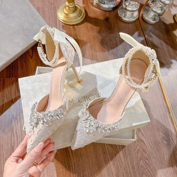 Sandale s jednim remenom, oštar vrh prsta, tanak potpetica 6-8 cm, zatvaranje s jednom kopčom