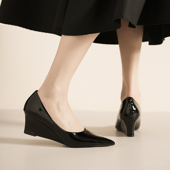 Dámske klinové topánky - špičatý nos, Ultra-Fiber vrchnok, stredný podpätok 3–6 cm, klinový podpätok, dizajn s plytkým otvorom