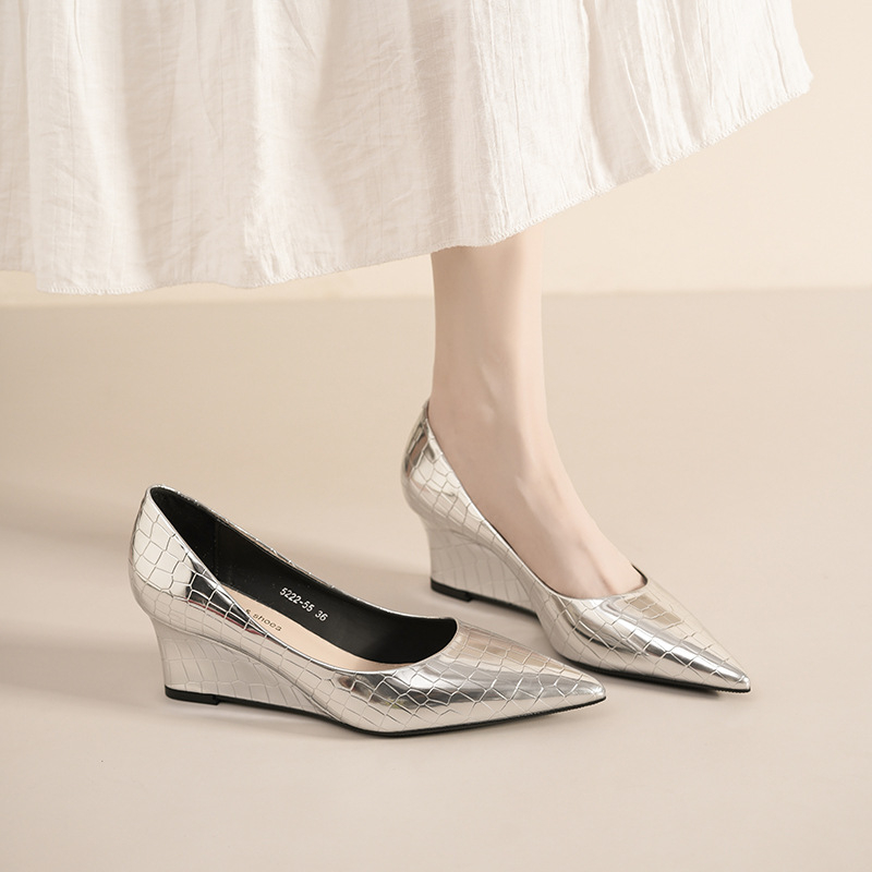 Dámske klinové topánky - špičatý nos, Ultra-Fiber vrchnok, stredný podpätok 3–6 cm, klinový podpätok, dizajn s plytkým otvorom