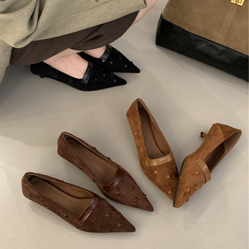 Pantofi de damă din satin, cu vârf ascuțit, toc mic în formă de pisică, închidere cu cataramă