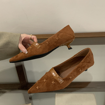 Pantofi de damă din satin, cu vârf ascuțit, toc mic în formă de pisică, închidere cu cataramă