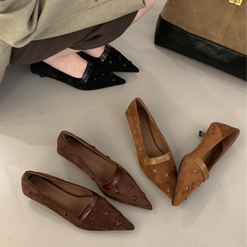 Pantofi de damă din satin, cu vârf ascuțit, toc mic în formă de pisică, închidere cu cataramă