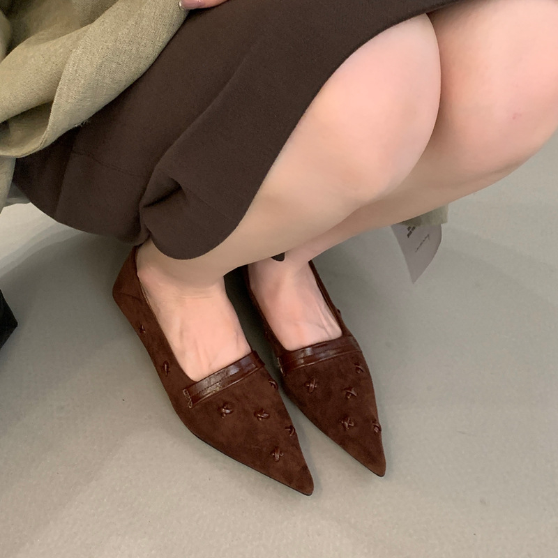 Pantofi de damă din satin, cu vârf ascuțit, toc mic în formă de pisică, închidere cu cataramă