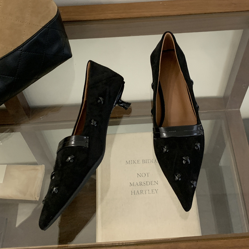 Pantofi de damă din satin, cu vârf ascuțit, toc mic în formă de pisică, închidere cu cataramă