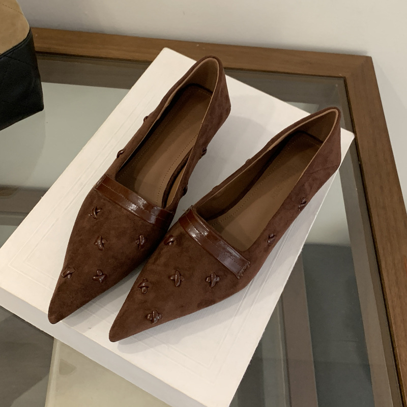 Pantofi de damă din satin, cu vârf ascuțit, toc mic în formă de pisică, închidere cu cataramă