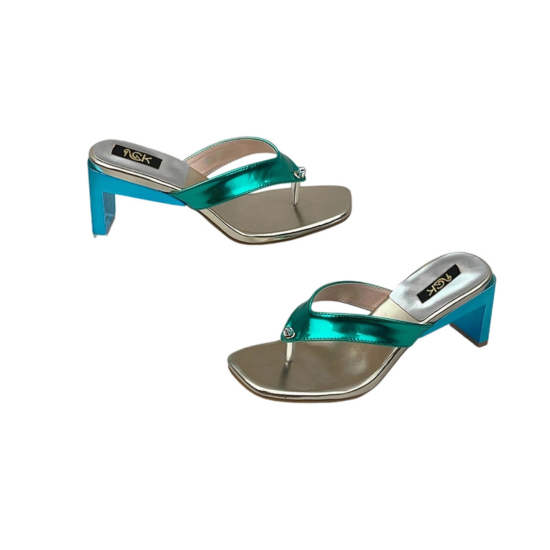 Sandale Bebeini cu o curea, vârf pătrat, partea superioară lucioasă, vara 2025