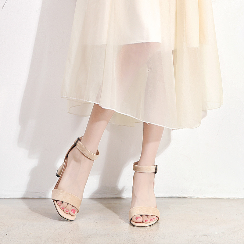 Sandale pentru femei, curea unică cu cataramă, toc mediu 3–5 cm, vârf pătrat, talpă din cauciuc