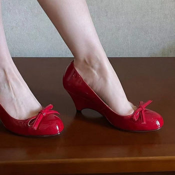 Pantofi cu platformă, vârf rotund, toc gros 6–8 cm, lansare vară 2025.