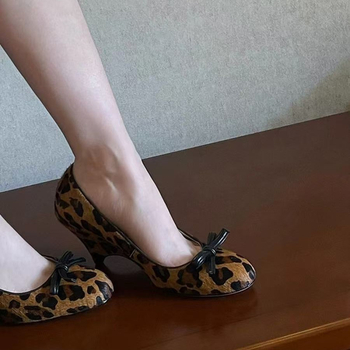 Pantofi cu platformă, vârf rotund, toc gros 6–8 cm, lansare vară 2025.